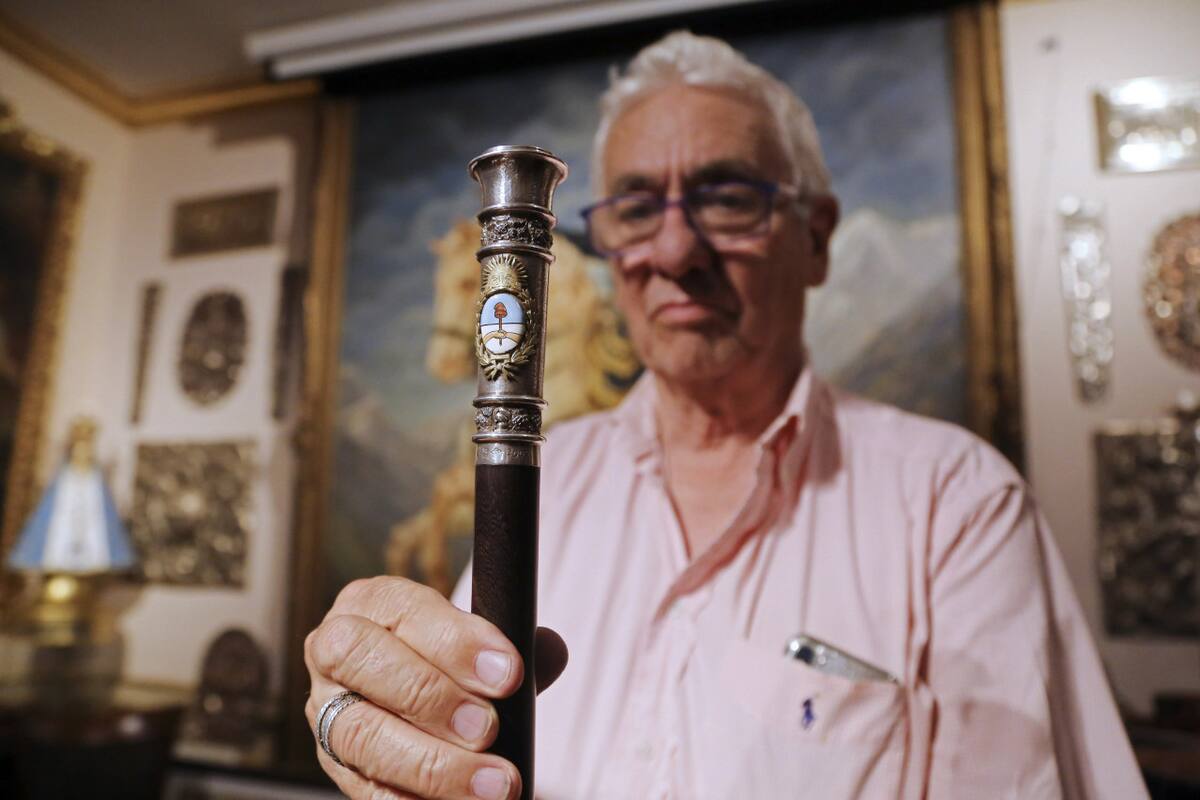 Juan Carlos Pallarols con el bastón presidencial que confeccionó para Alberto Fernández. Foto: NA.