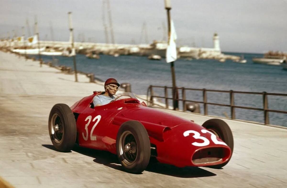 Juan Manuel Fangio a bordo de su Maserati. Foto: Instagram @old_race_car