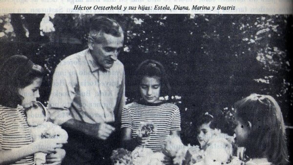 Juan Oesterheld y sus cuatro hijas. Foto: X @JuanCuzzolino