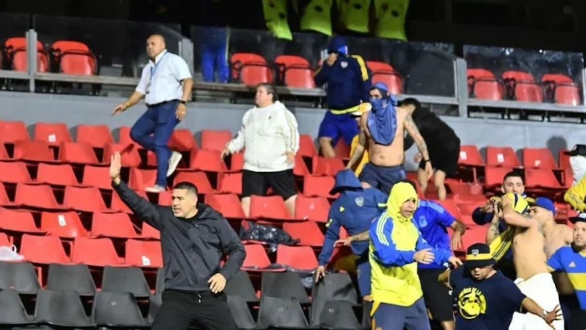 Juan Román Riquelme en medio de los incidentes de Boca - Gimnasia por Copa Argentina. Foto: NA.