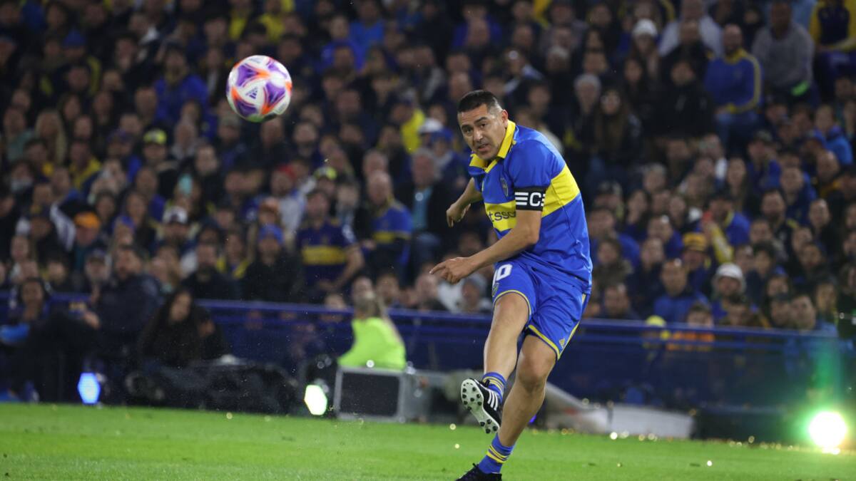 Juan Román Riquelme en su despedida en La Bombonera. Foto: Twitter @BocaJrsOficial.