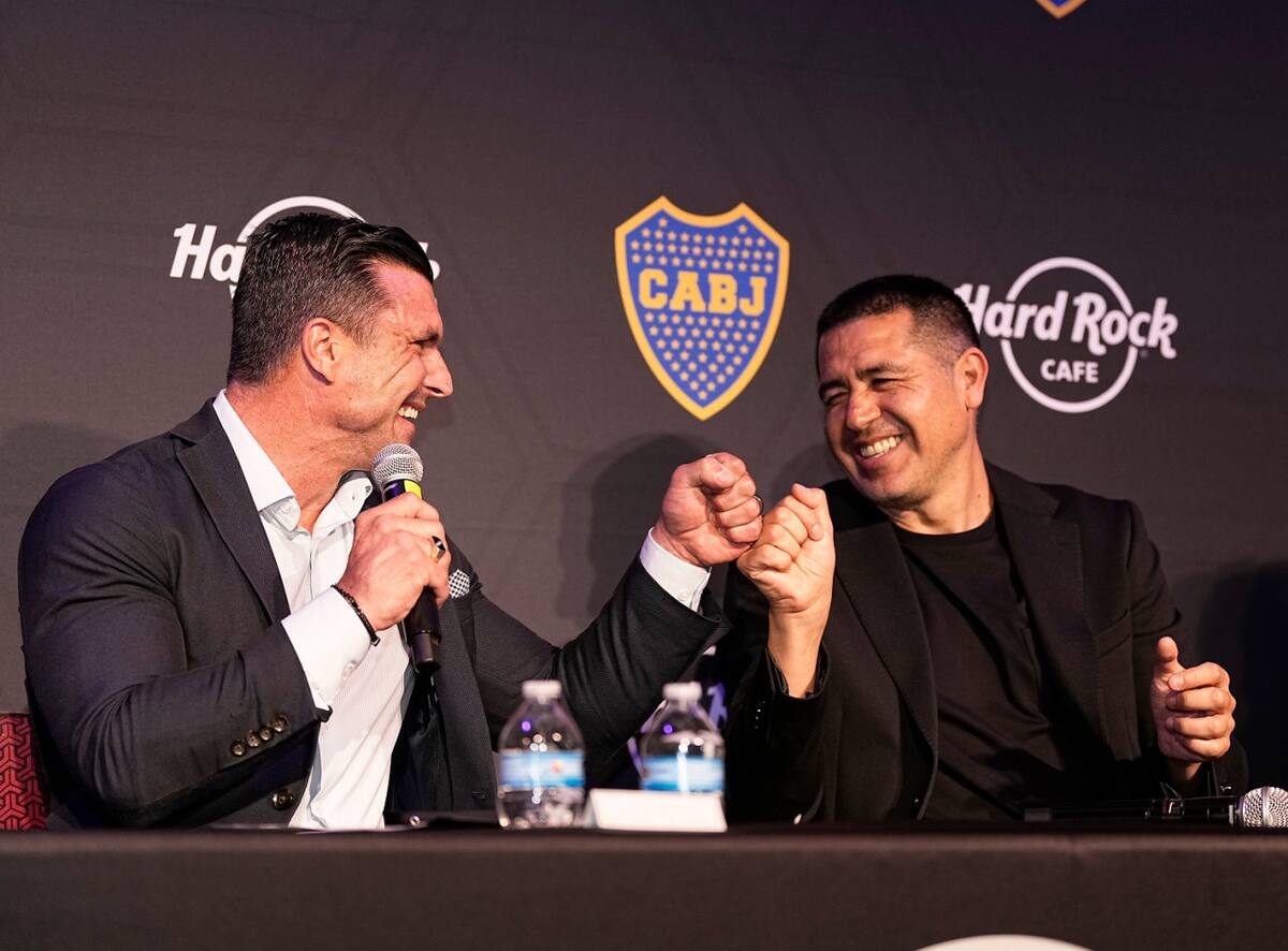 Juan Román Riquelme junto a los directivos de Hard Rock. Foto: Boca Juniors