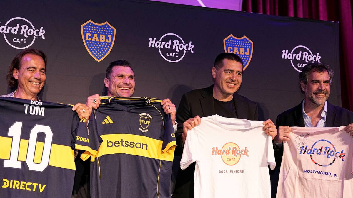 Juan Román Riquelme junto a los directivos de Hard Rock. Foto: Boca Juniors