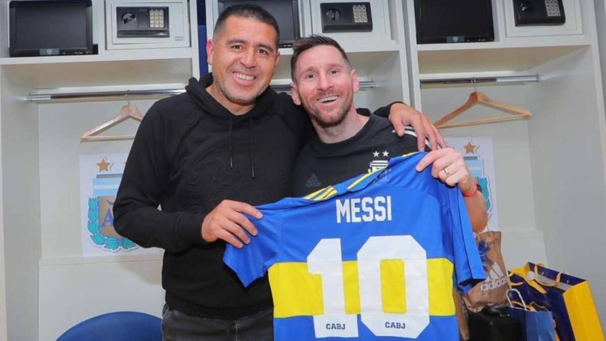 Juan Román Riquelme y Lionel Messi con la camiseta de Boca. Foto: archivo.