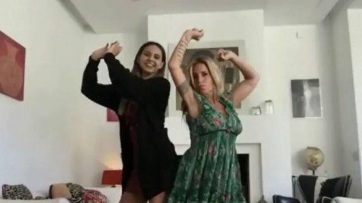 Juani Tinelli y Flor Peña bailando juntas