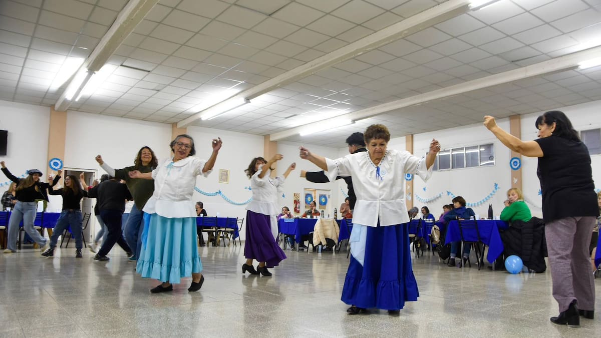 Jubilados en CABA: cómo acceder a peñas gratis y al beneficio cultural que también da descuentos en teatro, cine y museos