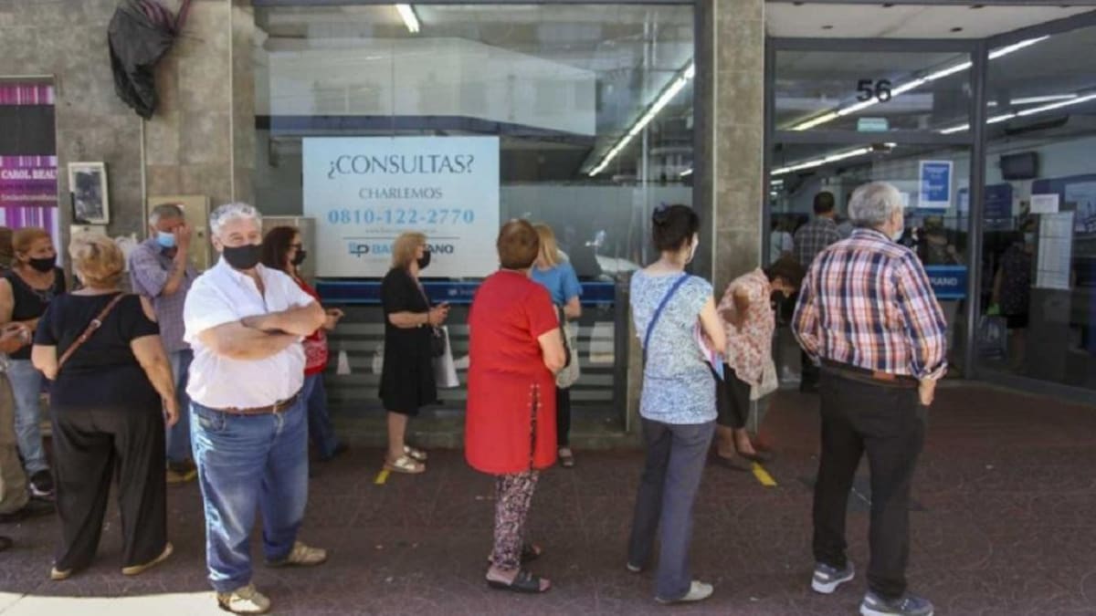 Jubilados, pensionados, cola en banco, sistema previsional, NA