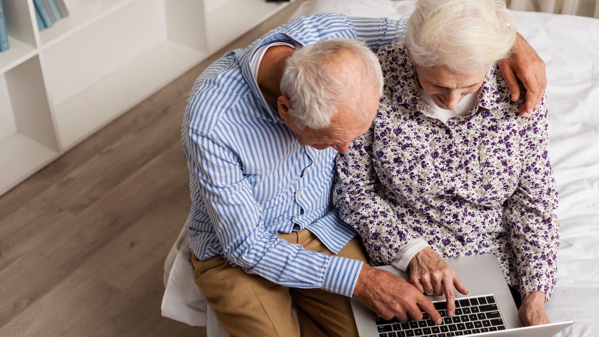 Jubilados viendo sus pensiones