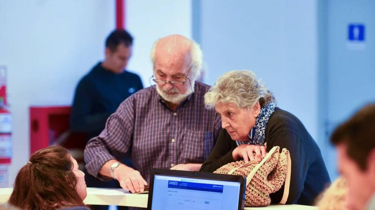 Jubilados y pensionados ahora pueden acceder a un importante crédito a través de ANSES y Banco Provincia. Foto: NA.