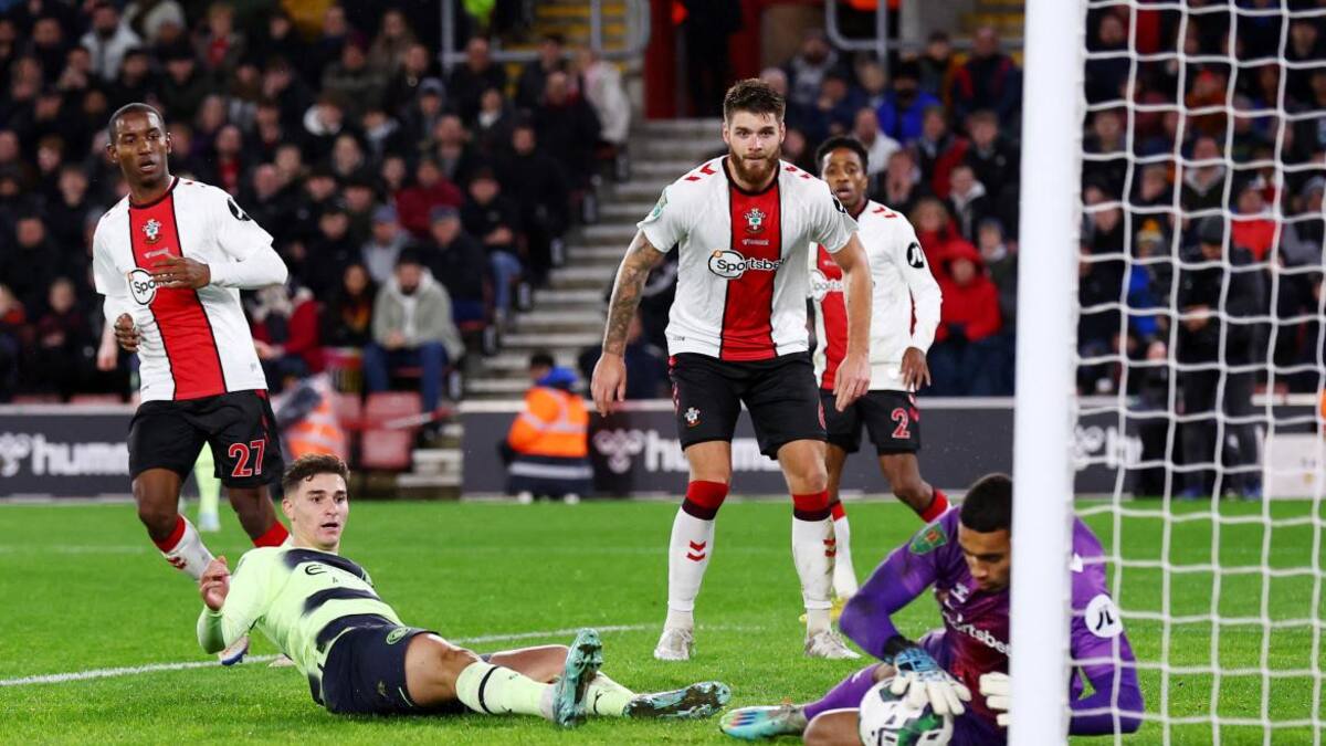 Julián Álvarez en la derrota del Manchester City ante el Southampton. Foto: REUTERS.