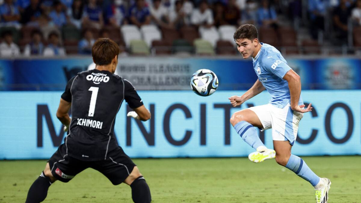 Julián Álvarez fue titular en el amistoso de Manchester ante Yokohama Marinos. Foto: Reuters.