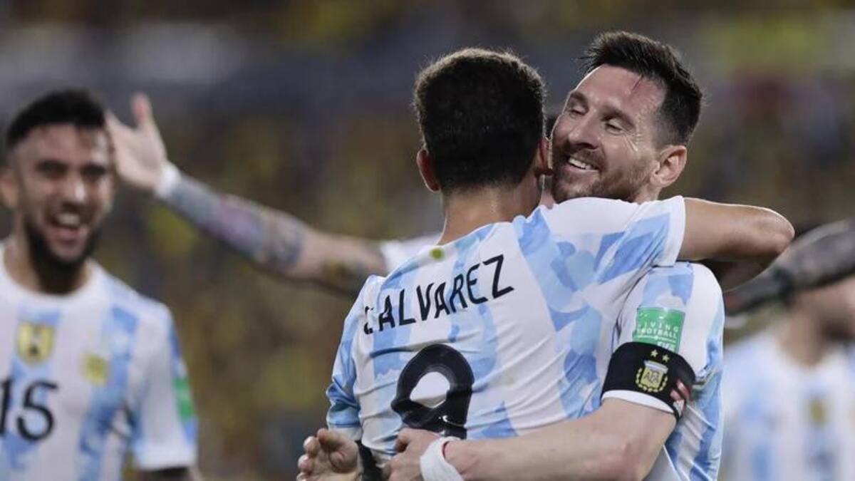 Julián Álvarez y Lionel Messi. Foto: REUTERS