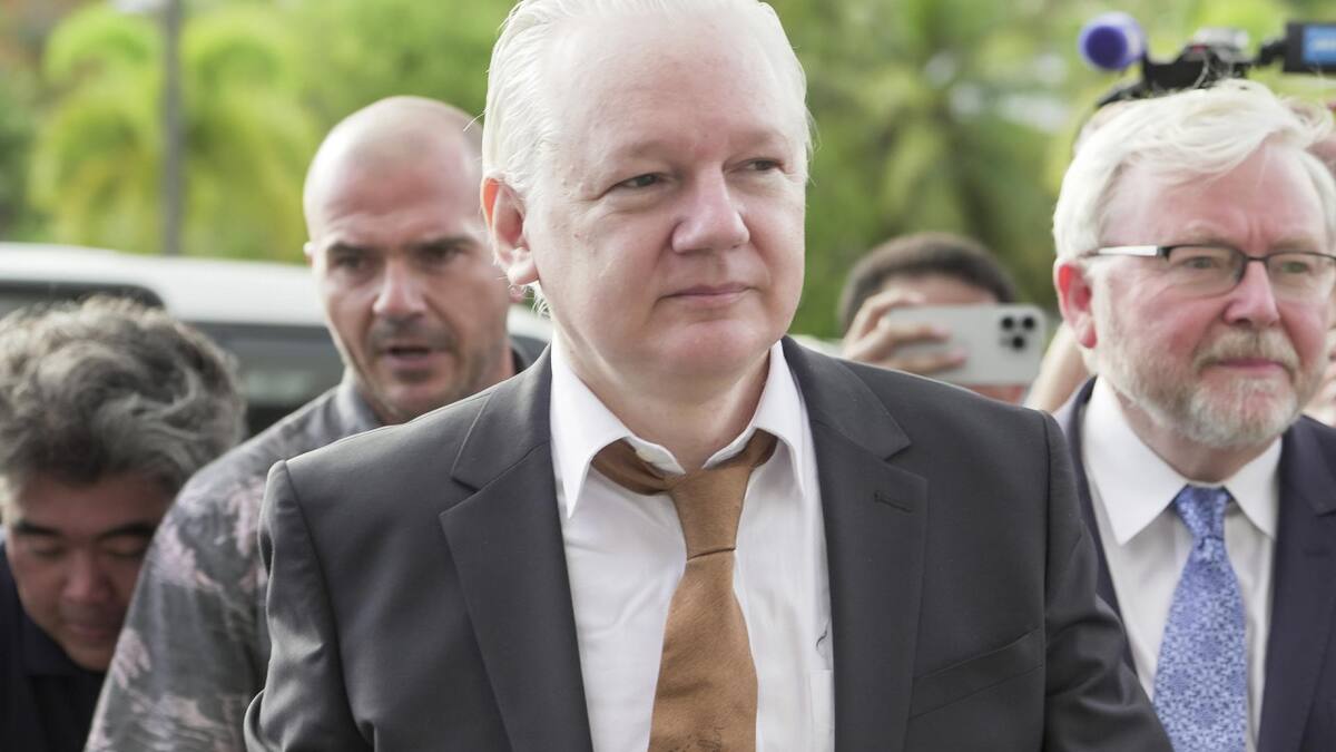Julian Assange viajó a su Australia natal como "un hombre libre" tras el fallo de una jueza