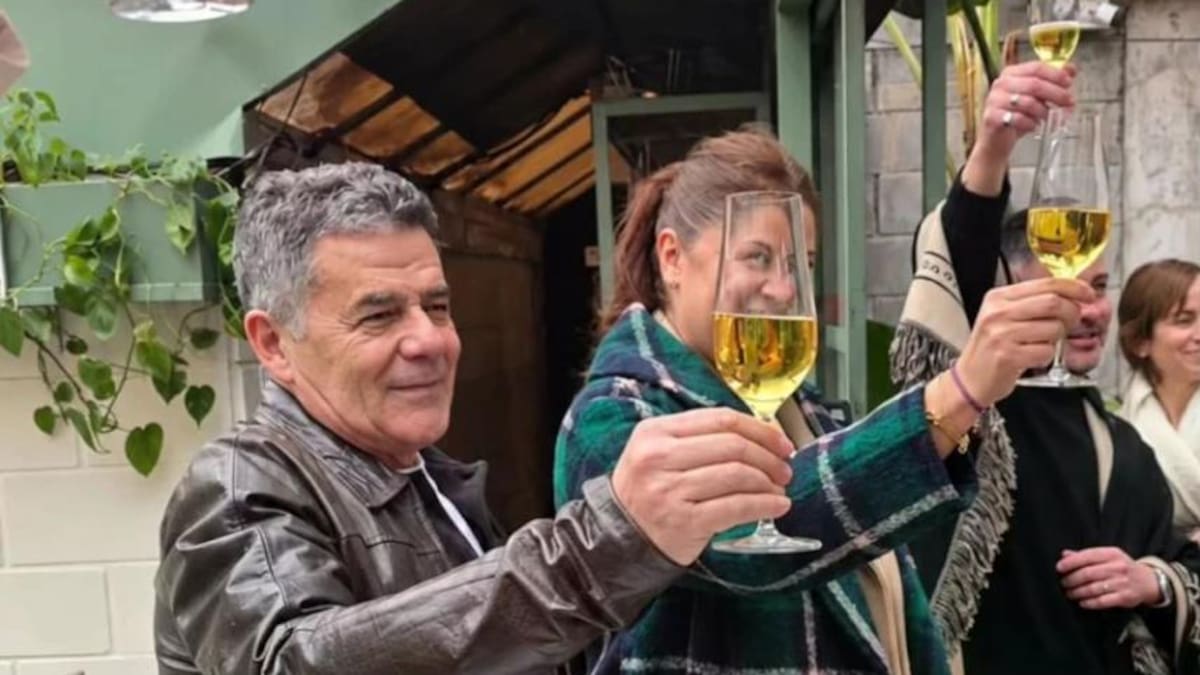 Julián Weich dio el “sí, quiero” en una ceremonia íntima: quién es Jennifer, su pareja 18 años menor con quien comparte un llamativo hobby