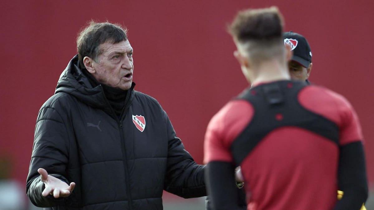Julio César Falcioni seguirá en Independiente. Foto: NA.