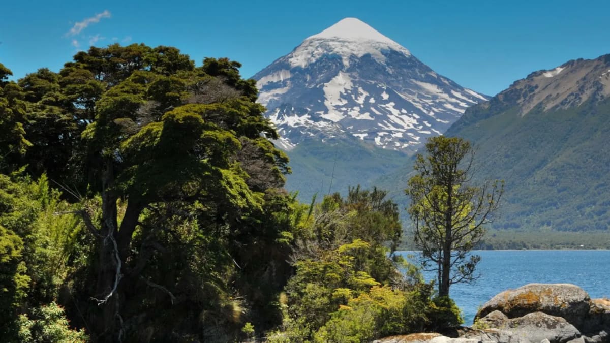 Entre volcanes y lagos: la impactante ruta binacional que une Argentina y Chile a través de la fe y la cultura mapuche