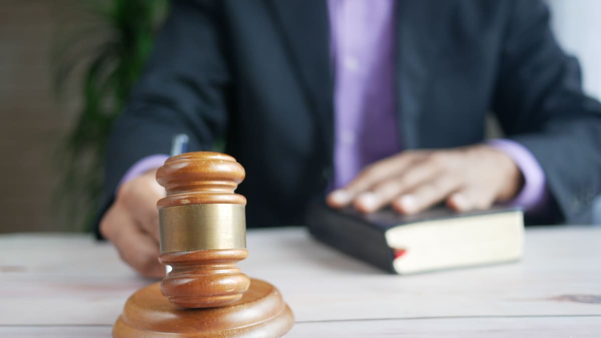 La despidieron de la justicia por tener tres trabajos, reintegró $45 millones y ahora evitará el juicio con una probation