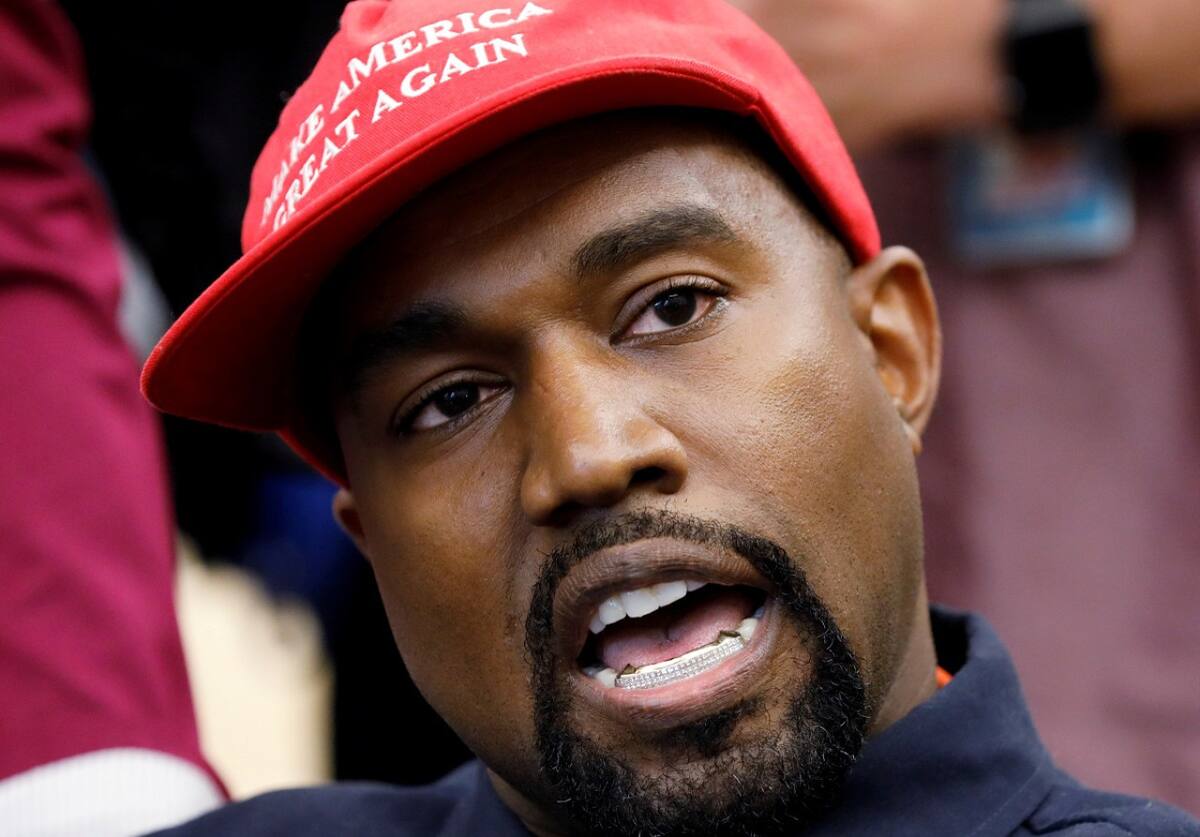 Kanye West con una gorra de apoyo a Donald Trump. Foto: Reuters.