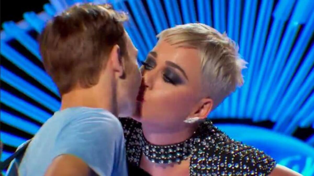 Katy Perry beso a joven en American Idol