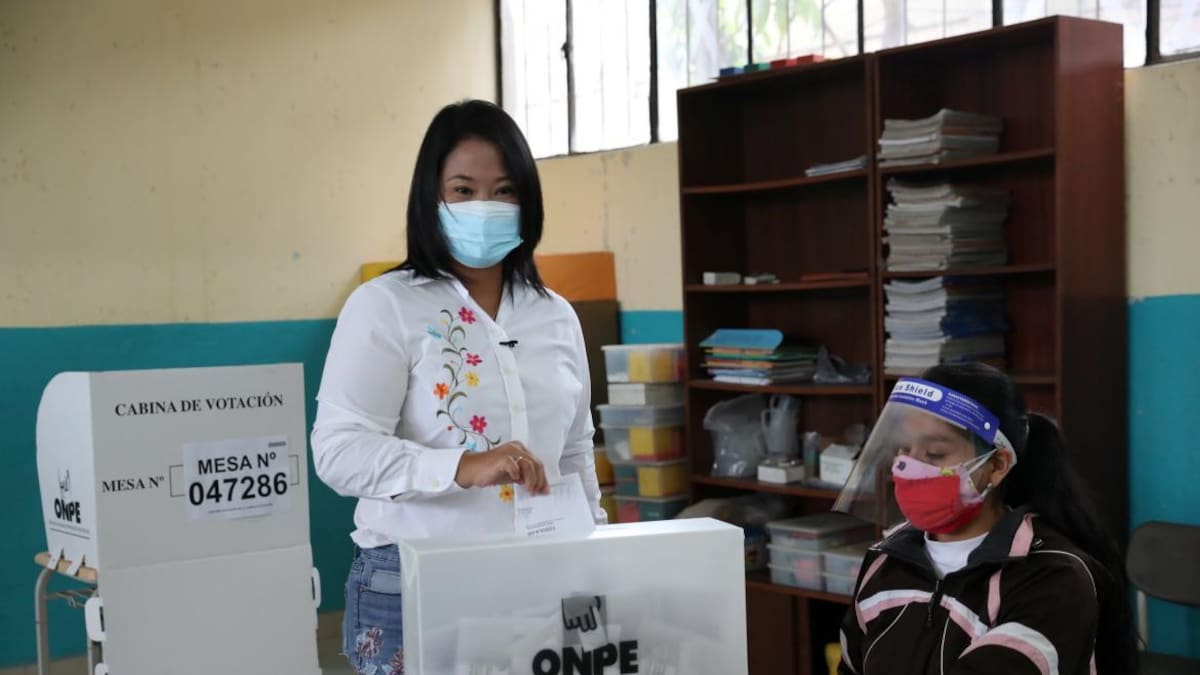 Keiko Fujimori en el centro de comicio en Perú, Reuters
