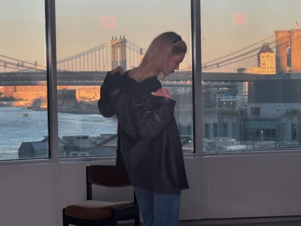 Kendall Jenner se suma a la tendencia de las camperas de cuero oversize. Foto Instagram @kendalljenner