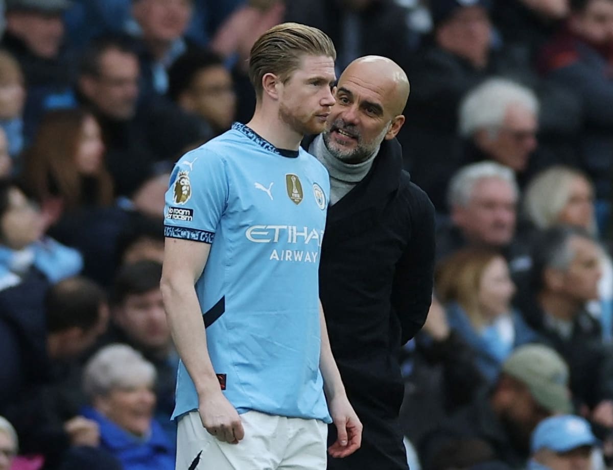 Kevin De Bruyne y Pep Guardiola. Foto: Reuters/Lee Smith