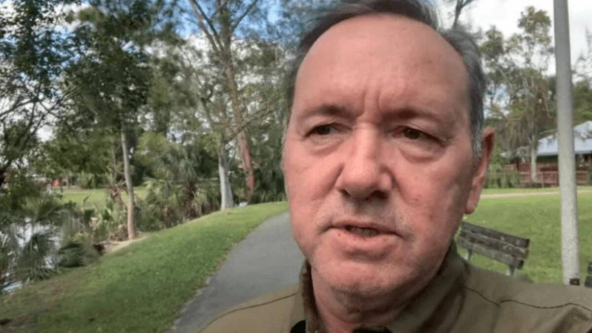 Kevin Spacey reapareció con un mensaje Navideño