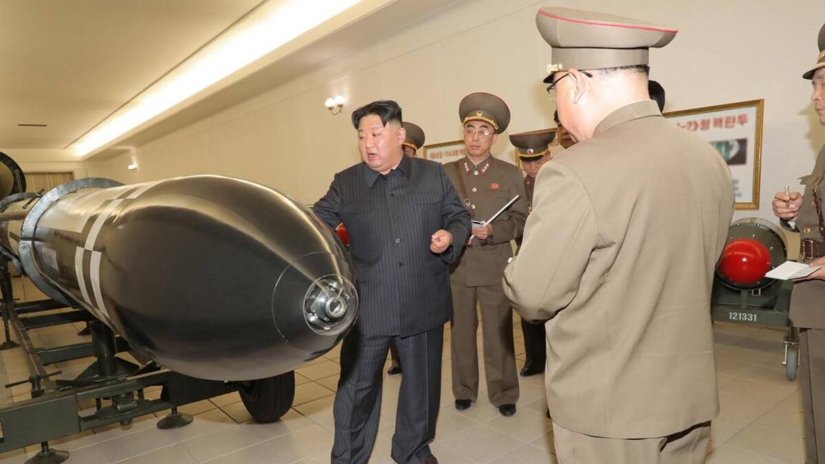 Kim Jong-Un inspecciona armas nucleares. Foto: EFE.