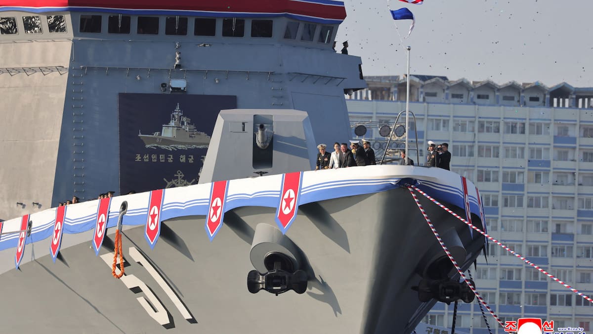 El poderío militar de Corea del Norte: Kim Jong-un confirmó el envío de tropas a Rusia tras presentar un nuevo buque destructor