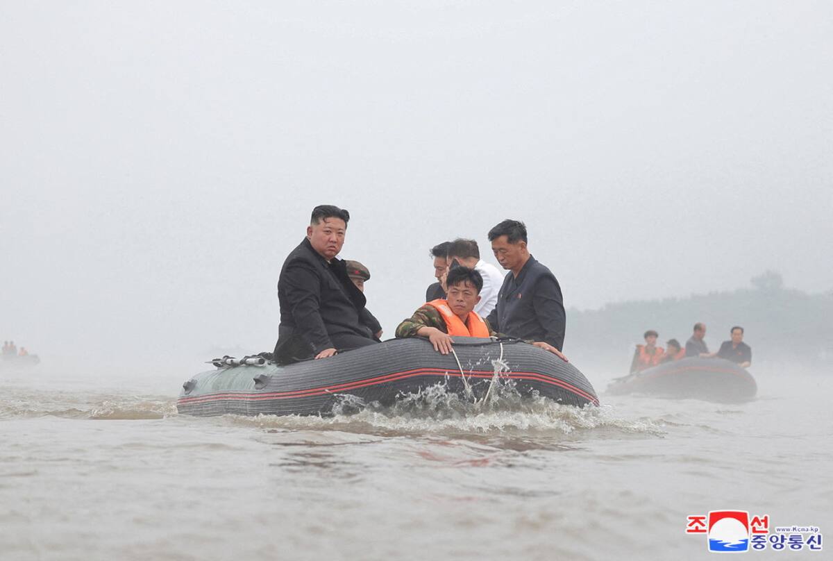 Kim Jong-un recorriendo las inundaciones en Corea del Norte. Foto: Reuters.