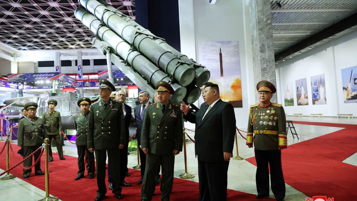 Kim Jong-Un y el ministro de Defensa de Rusia. Foto: Reuters.