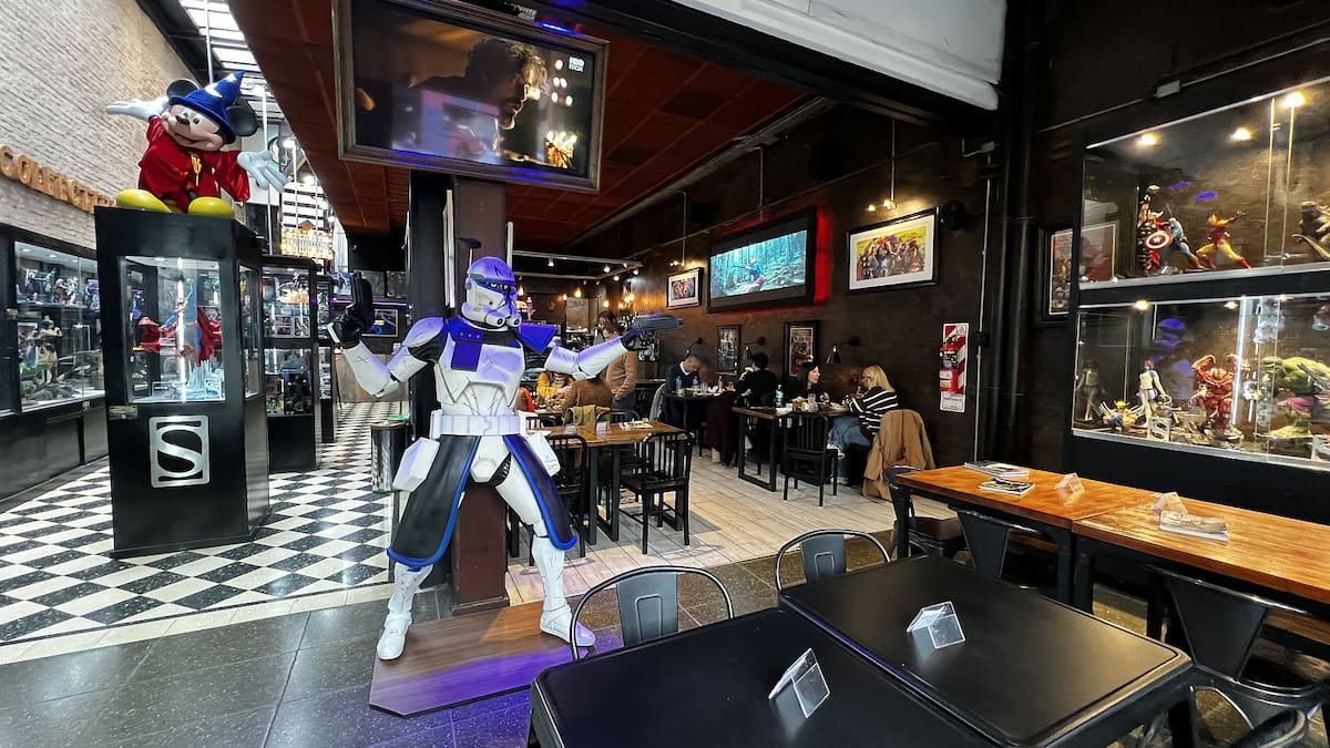 El bar de Palermo Hollywood donde podés comer un menú ejecutivo por $14.000 rodeado de superhéroes