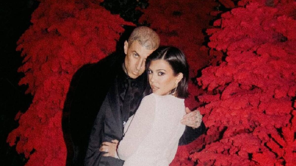 Kourtney Kardashian y Travis Barker. Foto: Instagram @kourtneykardashian.