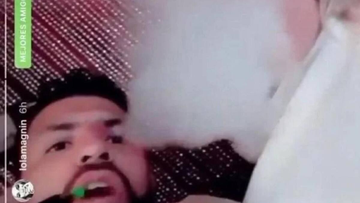 Kun Agüero - fumando