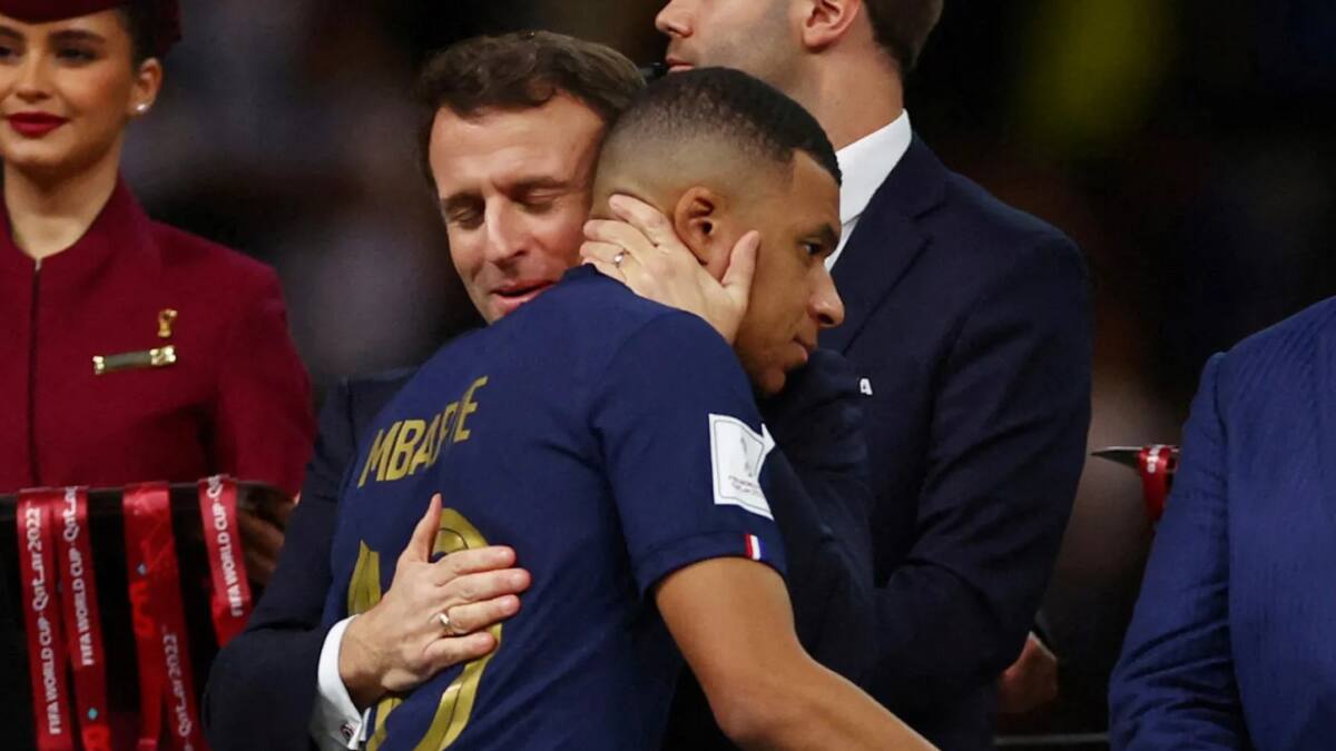 Kylian Mbappé y Emmanuel Macron, fútbol francés. Foto: Reuters