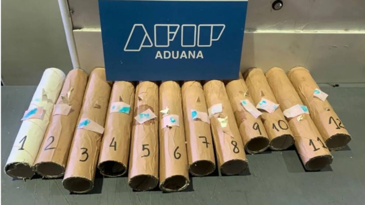 La Aduana incautó 12 rollos con cocaína en un paquete con destino a Australia. Foto: AFIP.