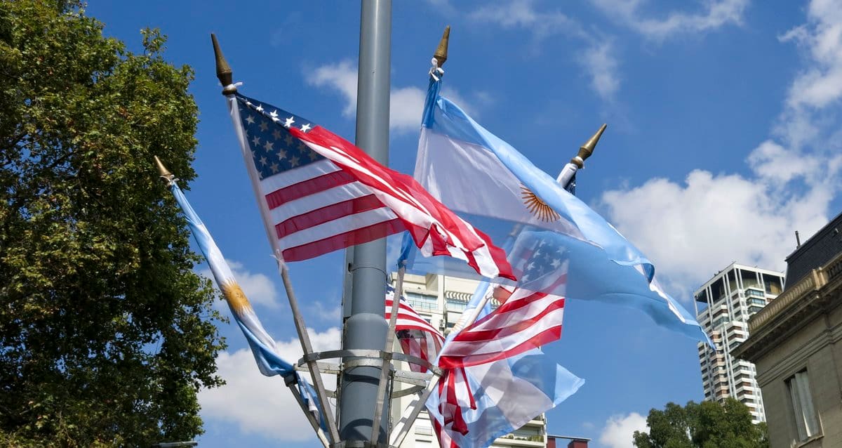 Autoridades de la Armada Argentina y del Comando Sur de Estados Unidos firmaron el acuerdo que incluye equipamiento, entrenamiento y apoyo operativo para fortalecer la vigilancia marítima en los próximos cinco años.