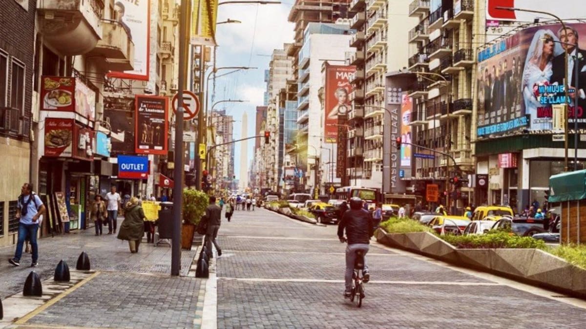 La avenida Corrientes se reabre al tránsito tras inauguración de paseo peatonal (Foto: GCBA)