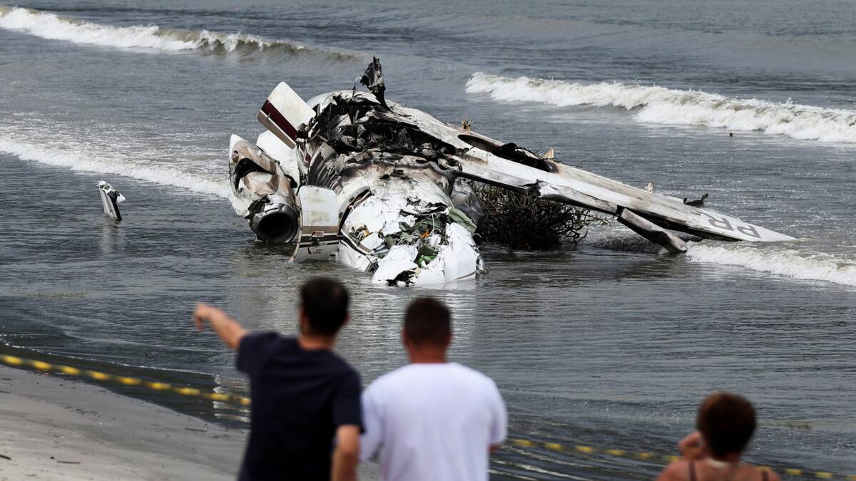 La avioneta quedó destrozada en el mar de Ubatuba. Foto: Reuters.