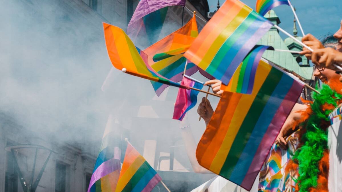 La bandera acompaña todas las marchas del movimiento LGBTQI+. Foto: Unsplash.
