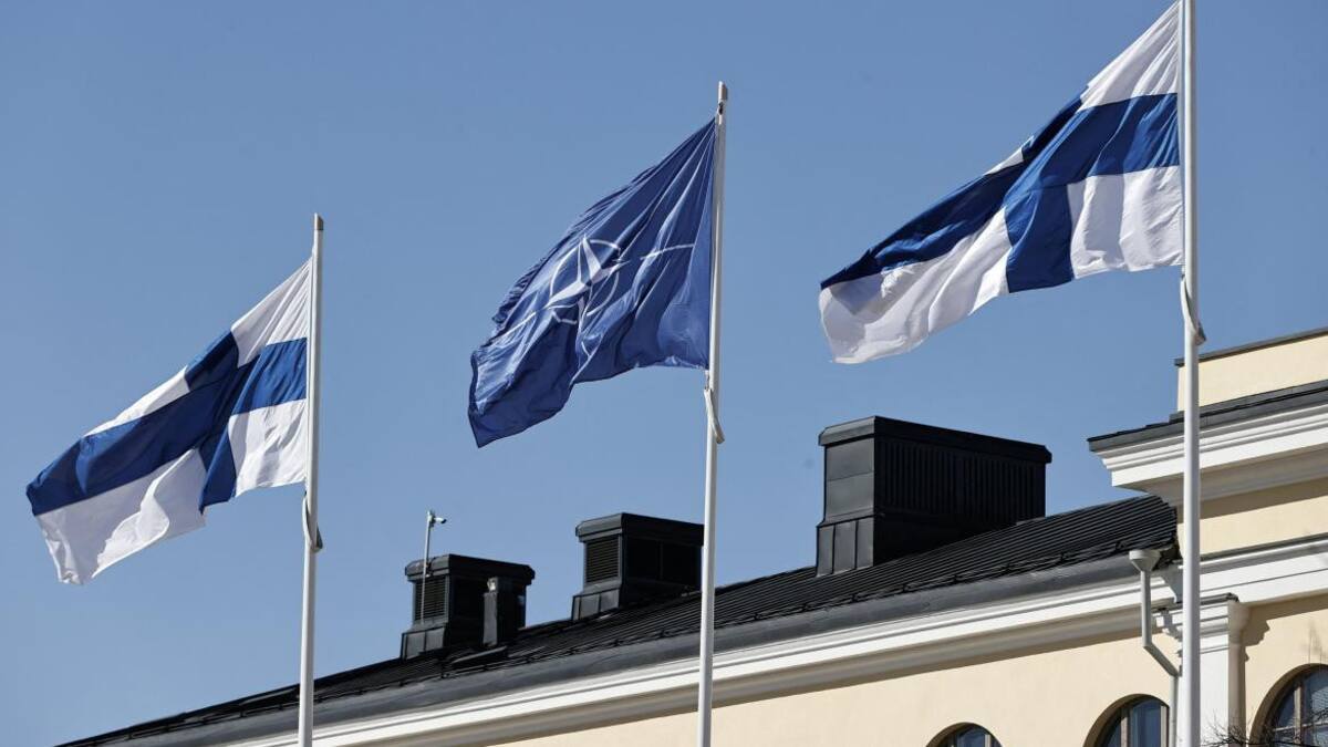 La bandera de Finlandia izada con las otras que pertenecen a miembros de la OTAN. Foto: Reuters.