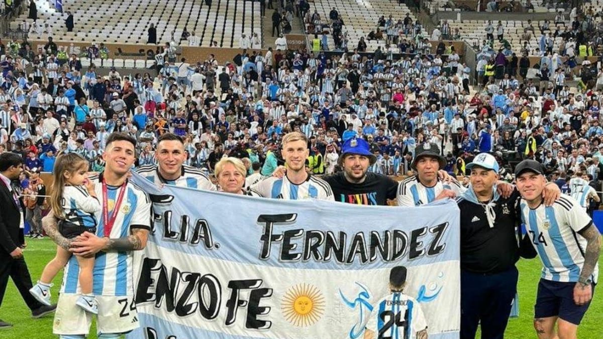 La bandera de la familia de Enzo Fernández; Qatar 2022. Foto: Twitter @RiverLPM.