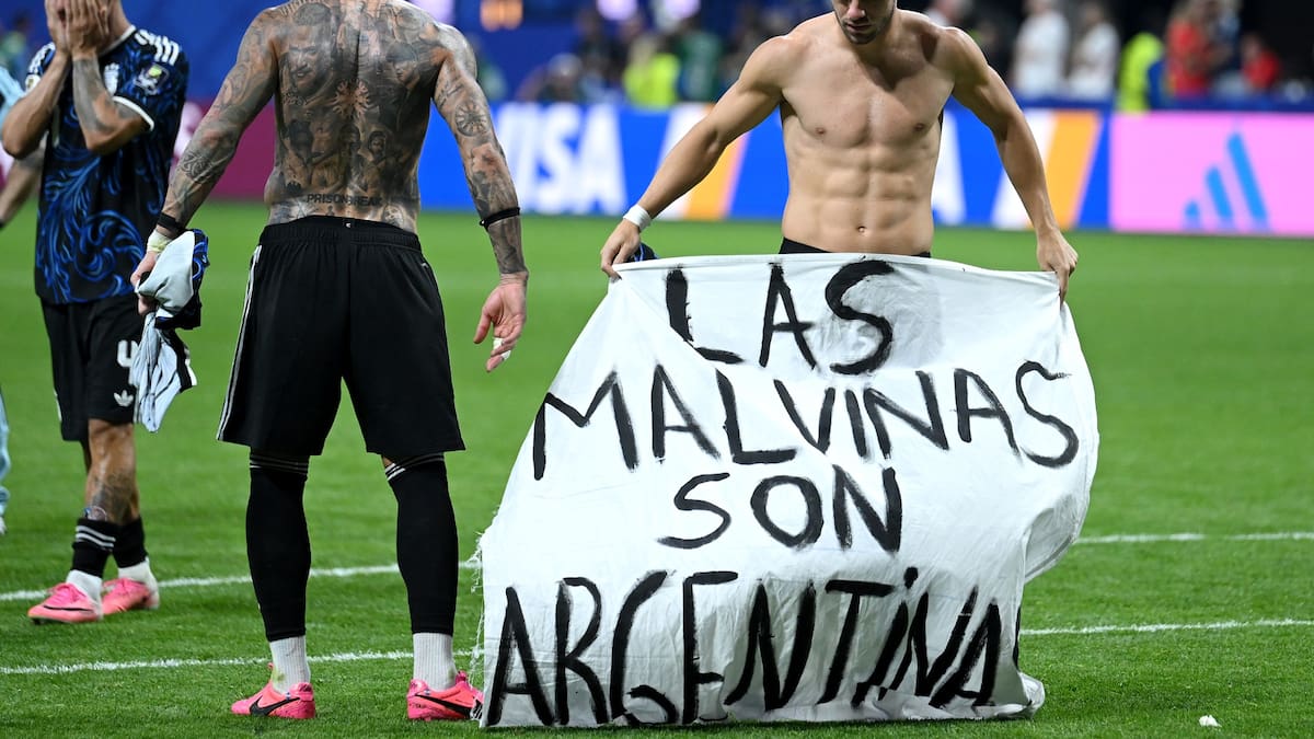 Locura por la Scaloneta: ya venden remeras con la bandera de Malvinas que levantó la Selección ante Inglaterra