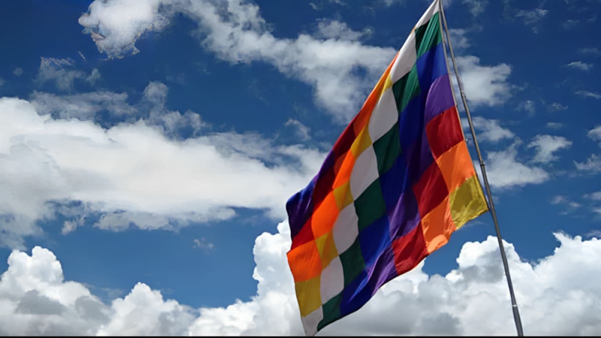 La bandera Wiphala es el símbolo de los pueblos originarios. Foto: telegrafo.com.
