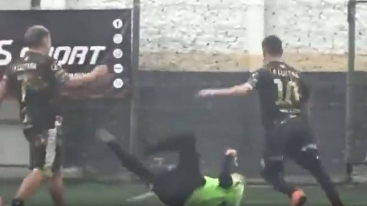 La brutal agresión a un árbitro en un partido de fútbol amateur en Avellaneda. Foto: captura de pantalla.