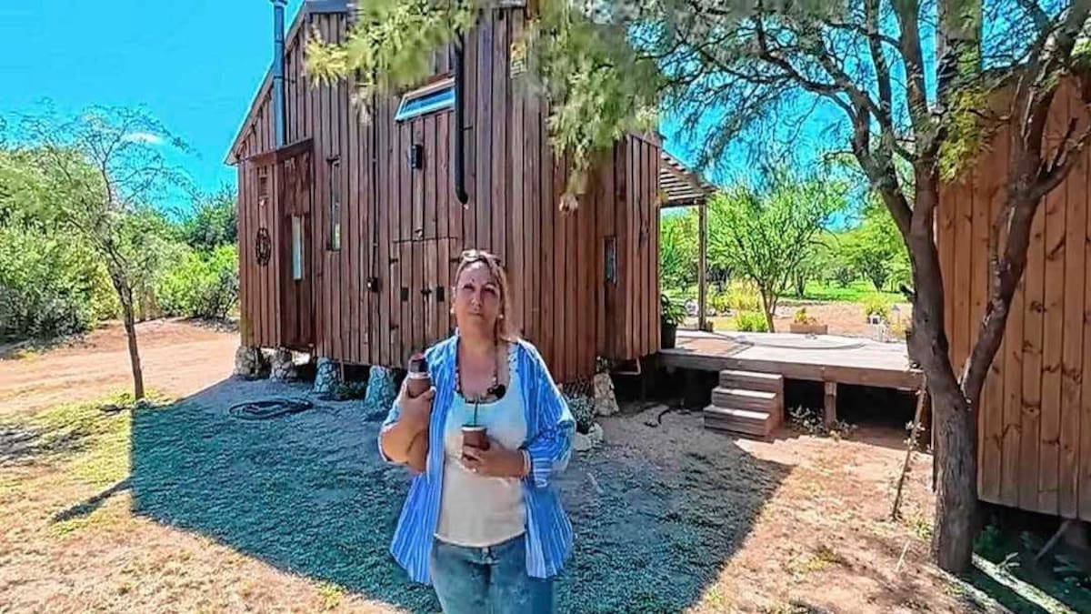 Una mujer de 52 años construyó su propia cabaña sustentable en Córdoba: madera, paneles solares y jacuzzi en medio del paraíso