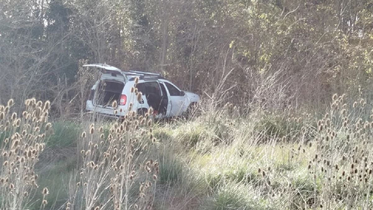 La camioneta del homicida quedó al costado de la ruta. Fotografía Policía Bonaerense.