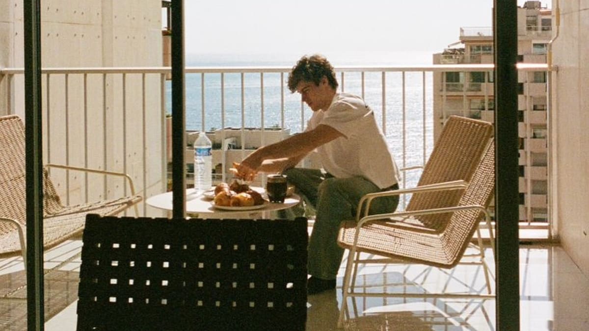 Así es por dentro la casa de Franco Colapinto en Mónaco: sin plantas, lejos del lujo y con vistas al mar Mediterráneo