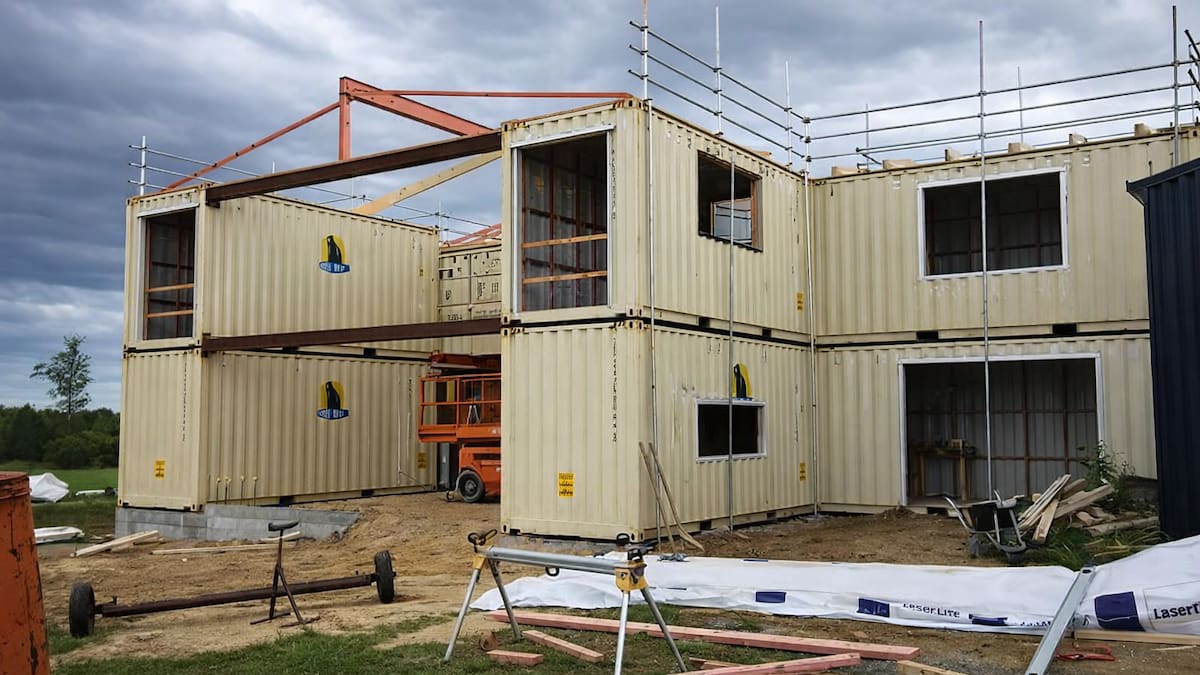 De contenedores reciclados a una vivienda de lujo: la innovadora casa sustentable que sorprende por su diseño industrial