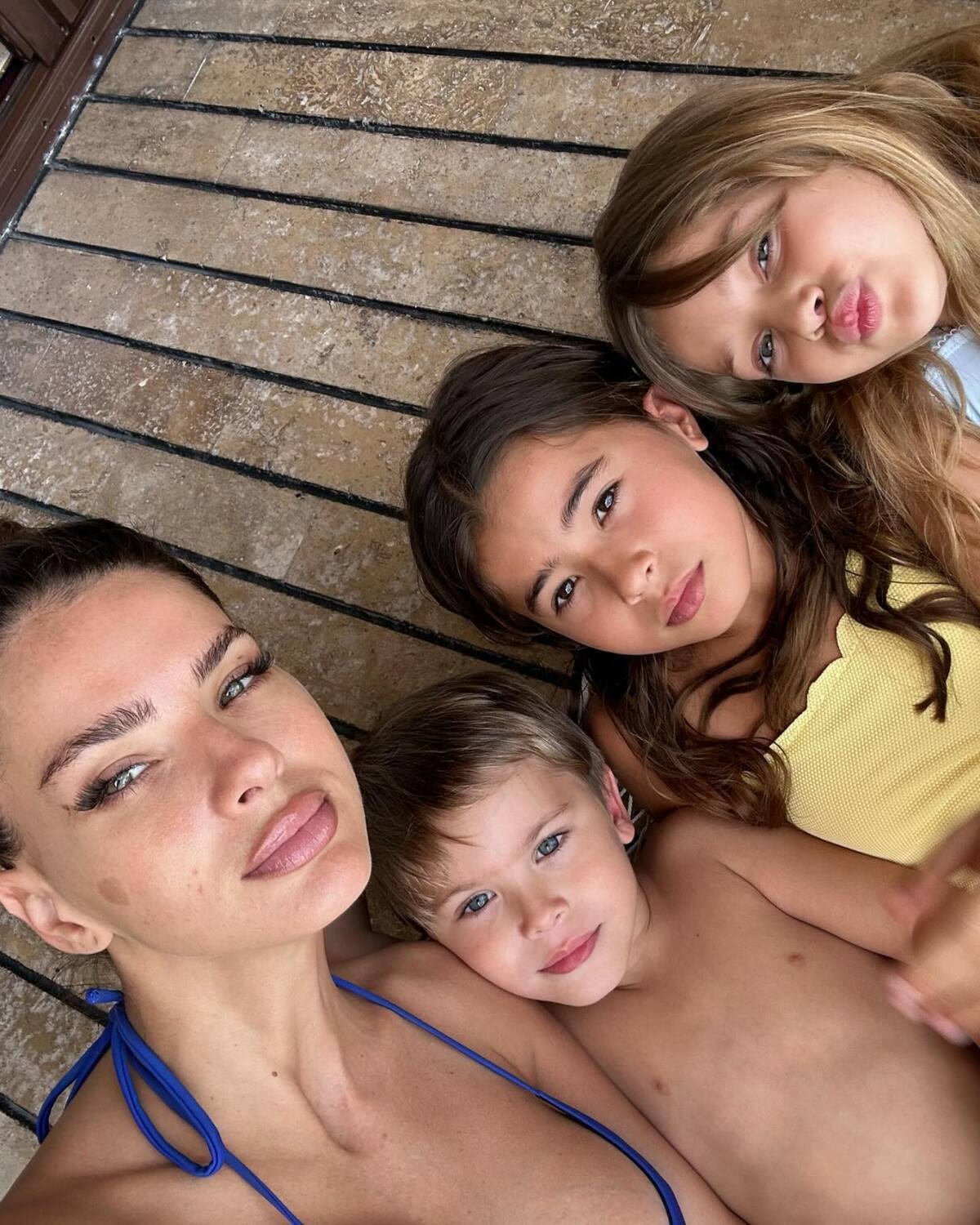 La China Suárez junto a sus 3 hijos. Foto: Instagram.